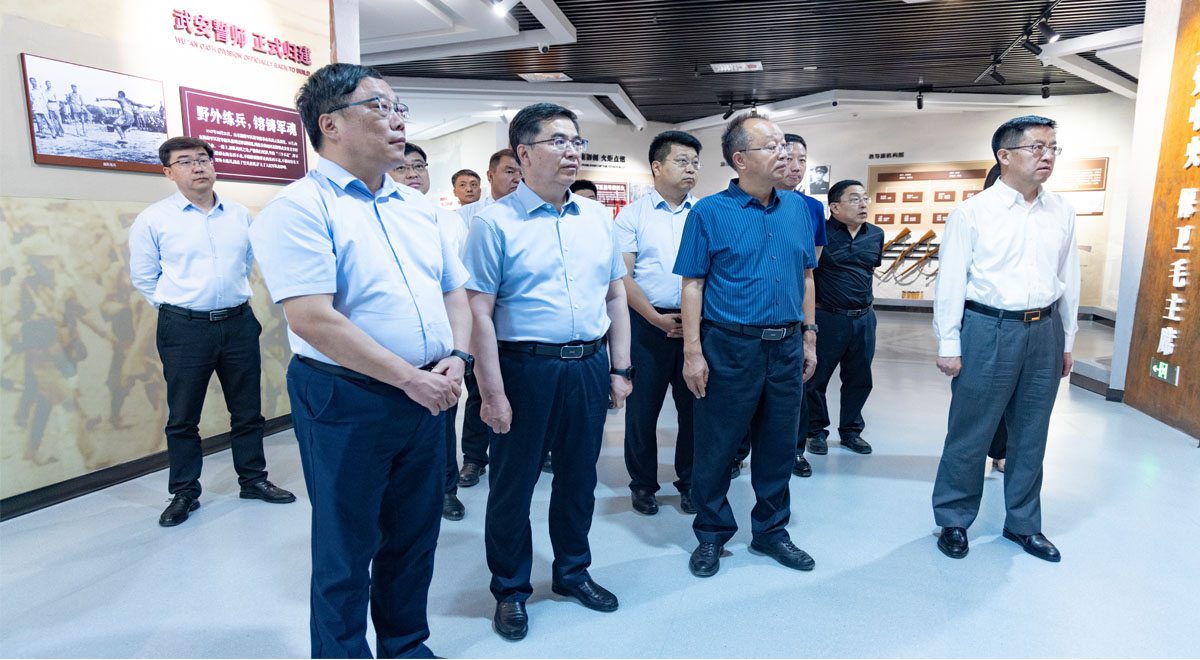 库尔勒市党政代表团到二师铁门关市考察交流