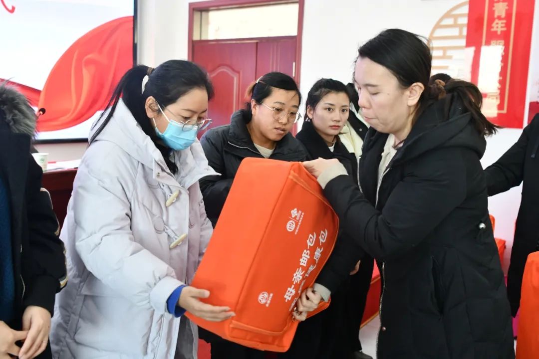 母亲邮包寄真情 传递关爱暖人心_第二师铁门关市