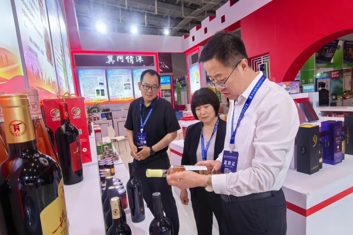 二师铁门关市特色产品组团亮相廊坊