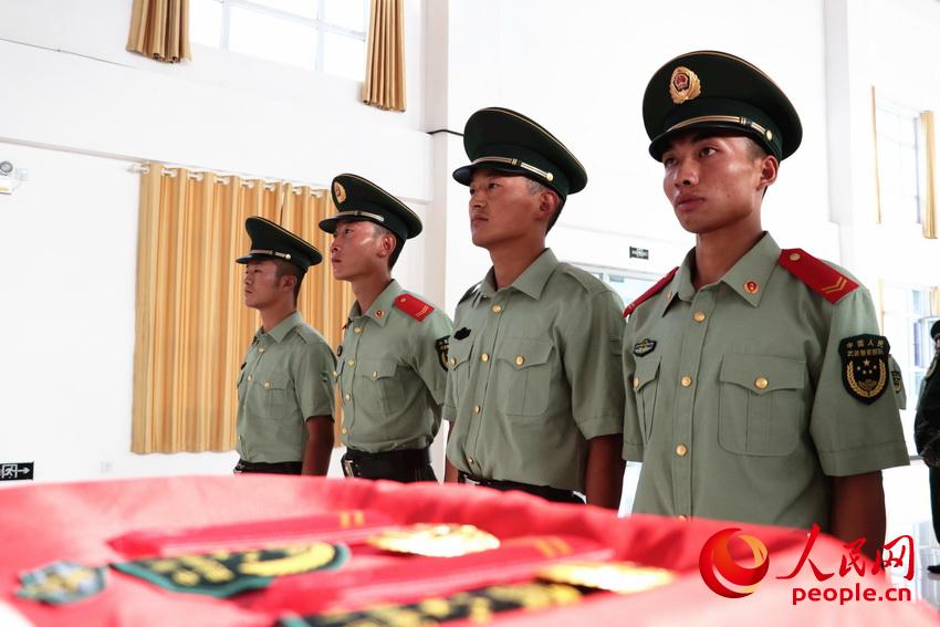 复退老兵摘下标志服饰。