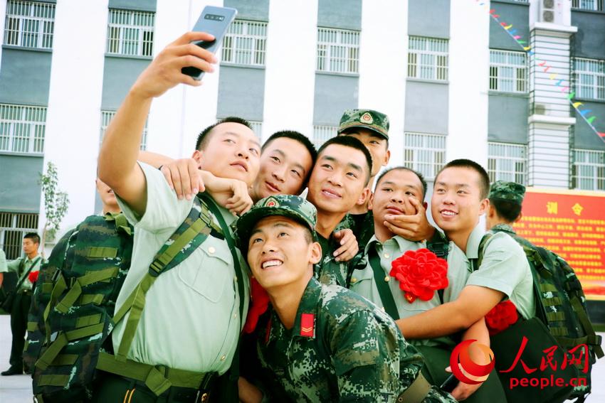 复退老兵与留队官兵合影留念。