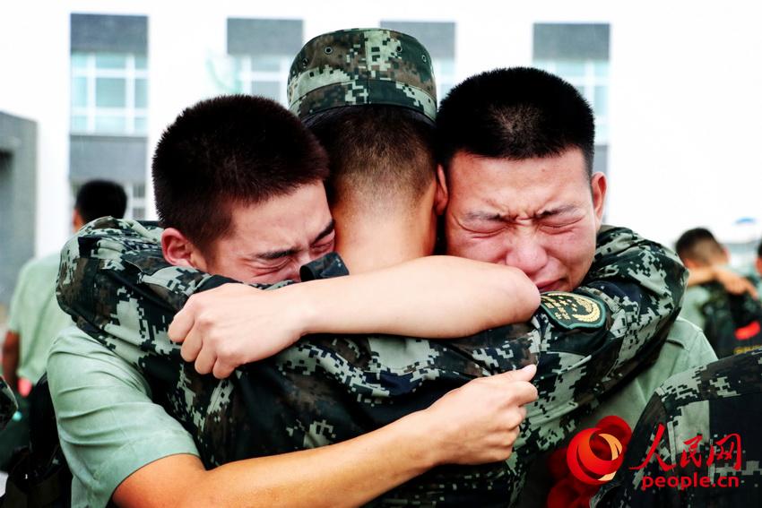 泪别战友