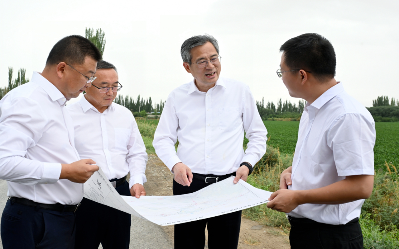 何忠友在二师铁门关市调研并接待信访群众