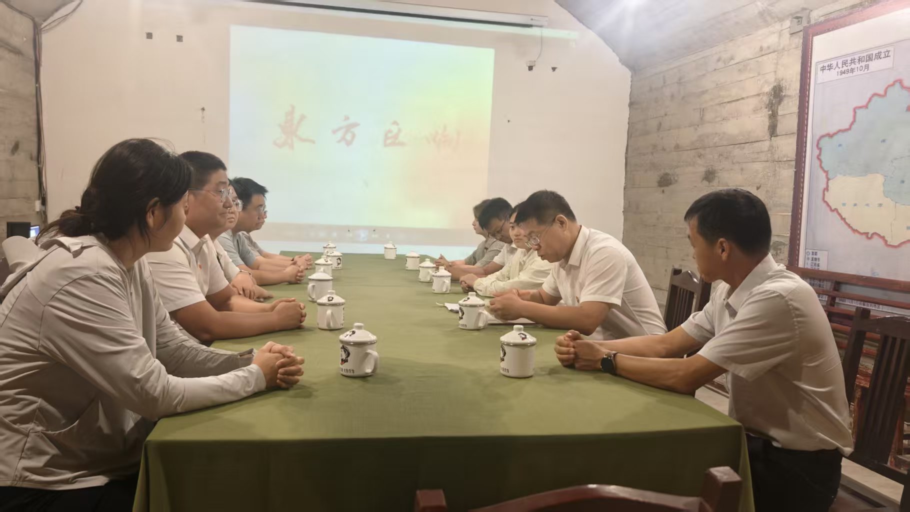 防空洞内观看《东方巨响》，集中诵读党章、开展政治理论学习。